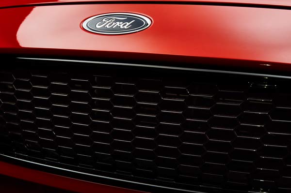 Journal 2015.10.26-cars-ford-focus-rb-grille-red